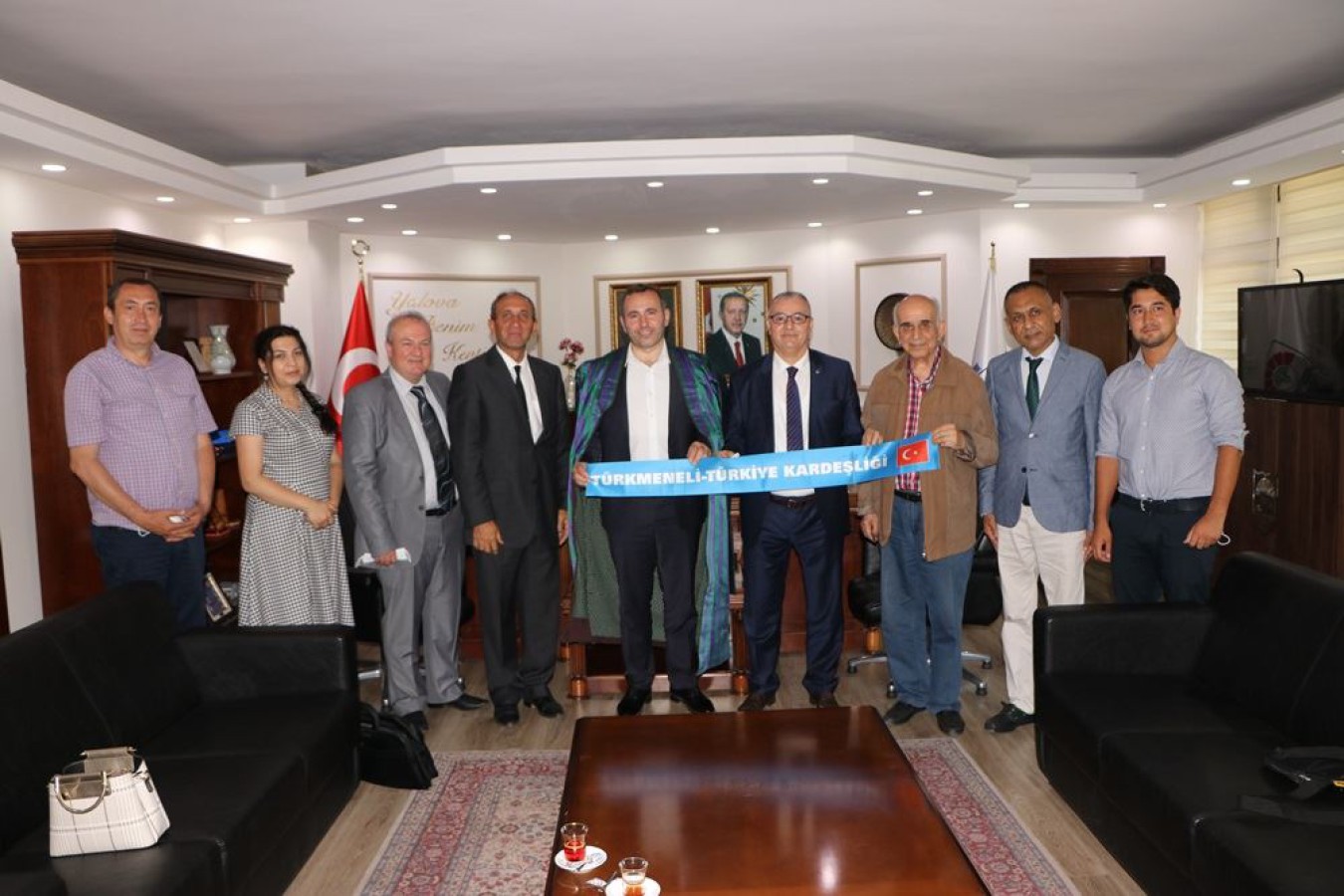 TÜRK DÜNYASI GAZETECİLERİ BAŞKAN VEKİLİ TUTUK’U ZİYARET ETTİ