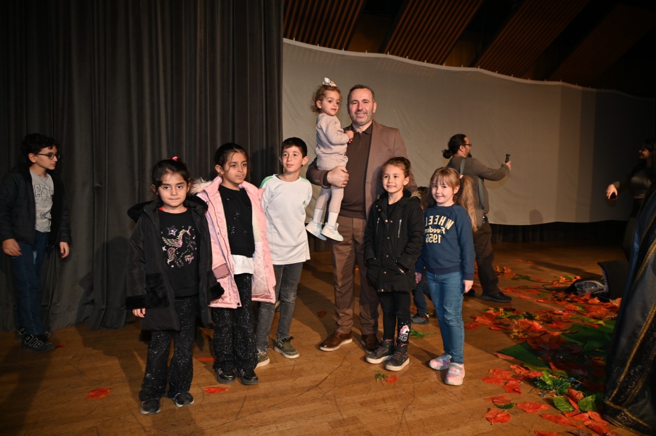 TUTUK, ÇOCUKLARLA TİYATRODA BULUŞTU