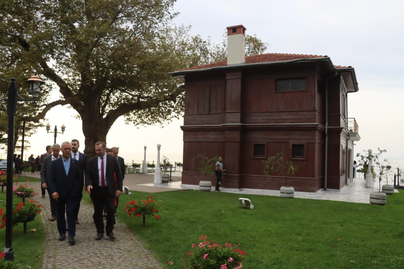 TUTUK, İSTANBUL MİLLETVEKİLİ ATAŞ’I YÜRÜYEN KÖŞK’TE GEZDİRDİ