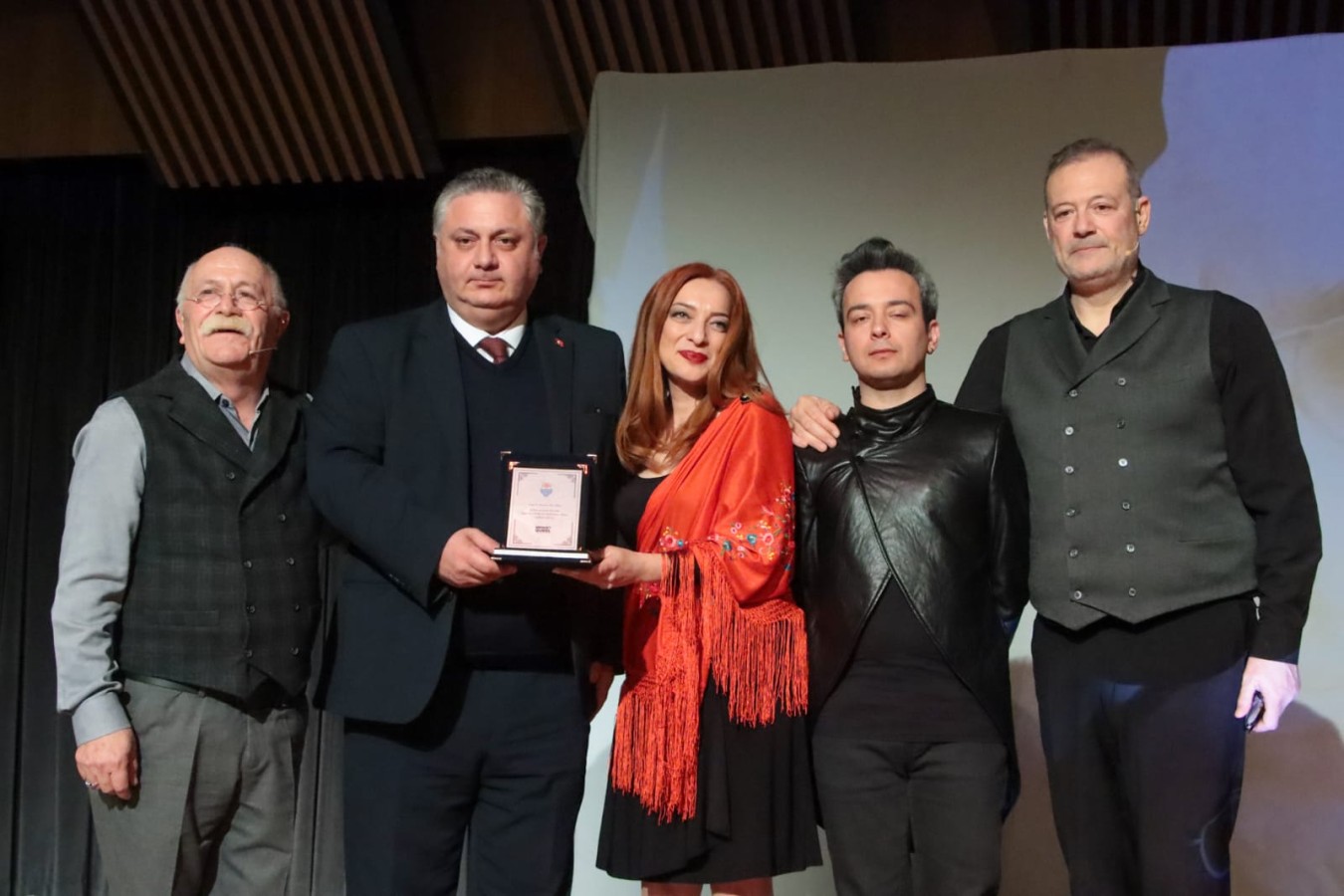 UĞUR MUMCU ANISINA UNUTMA BİZİ OYUNU SAHNELENDİ