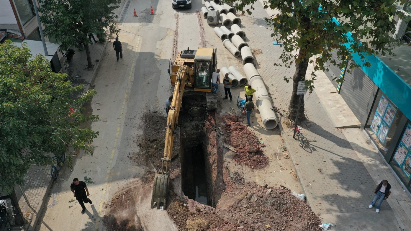 VATAN CADDESİ’NDE YAĞMURSUYU VE KANALİZASYON HATLARI GENİŞLETİLİYOR