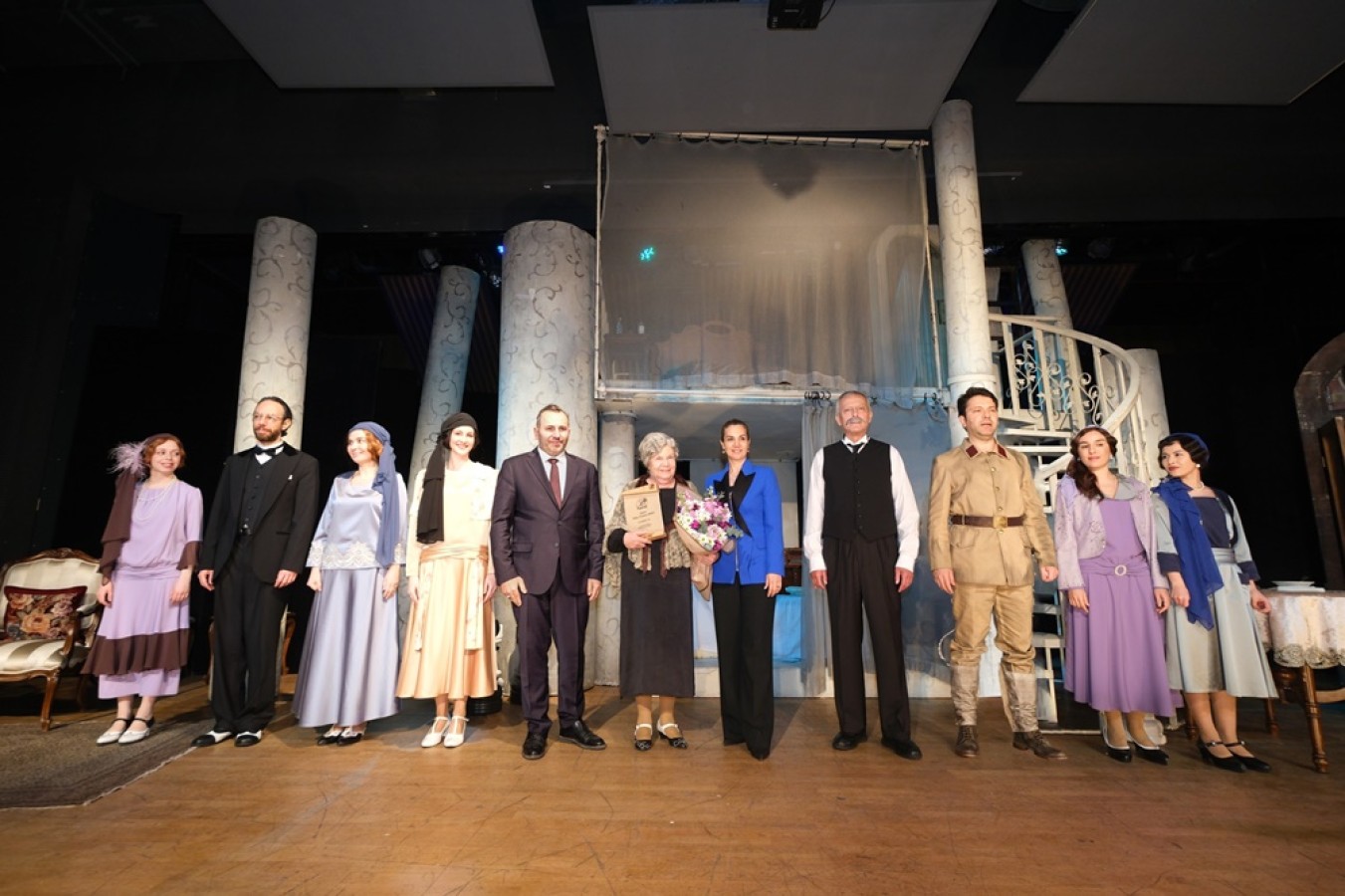 “VEDA” İSİMLİ OYUN AYAKTA ALKIŞLANDI