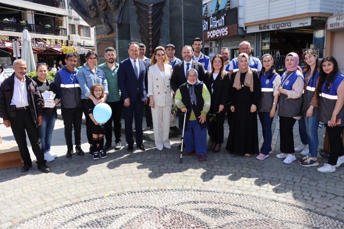 YALOVA BELEDİYESİ ANNELER GÜNÜ’NDE ÇİÇEK DAĞITTI