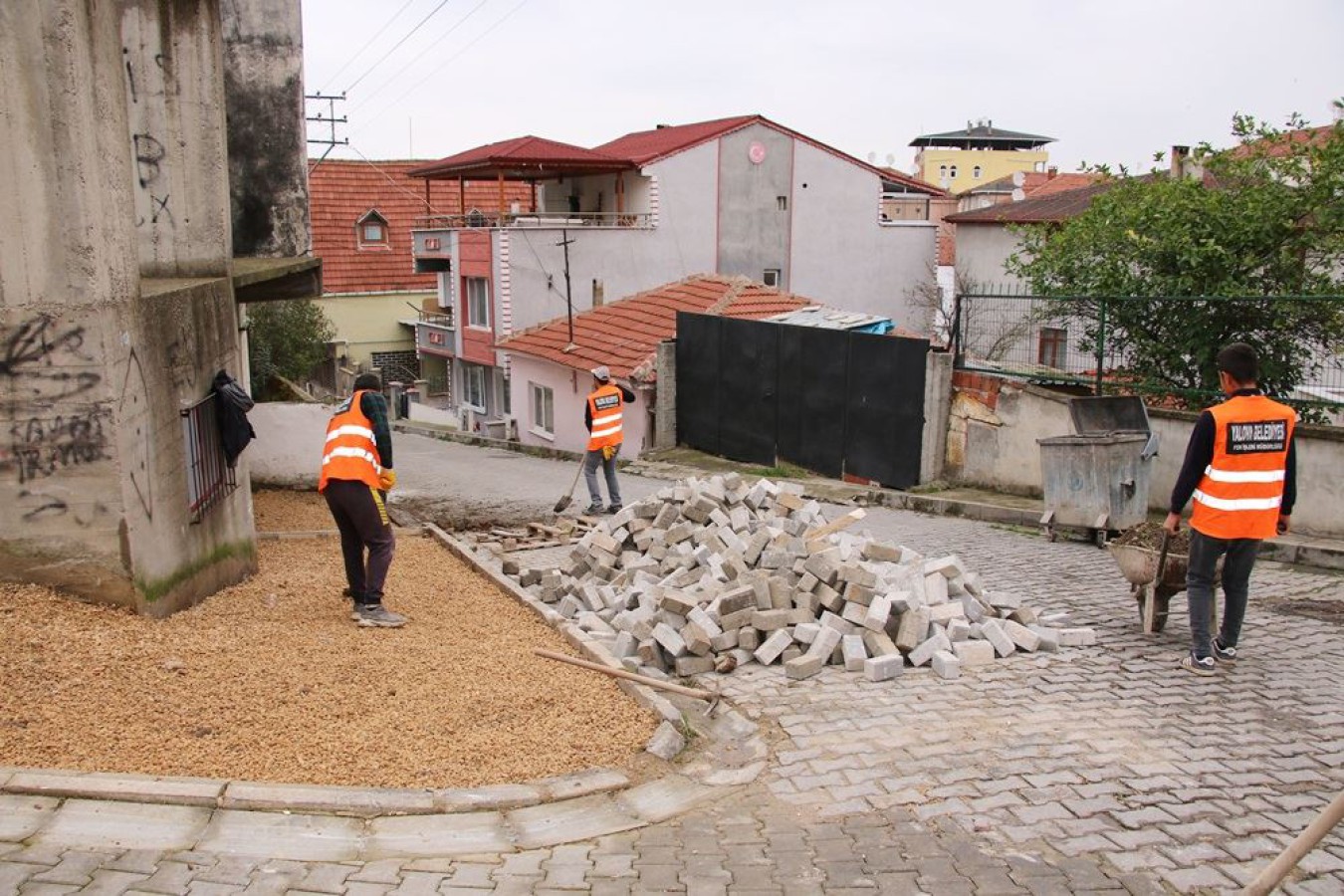 YALOVA BELEDİYESİ EKİPLERİ ÇALIŞMALARINI ARALIKSIZ SÜRDÜRÜYOR
