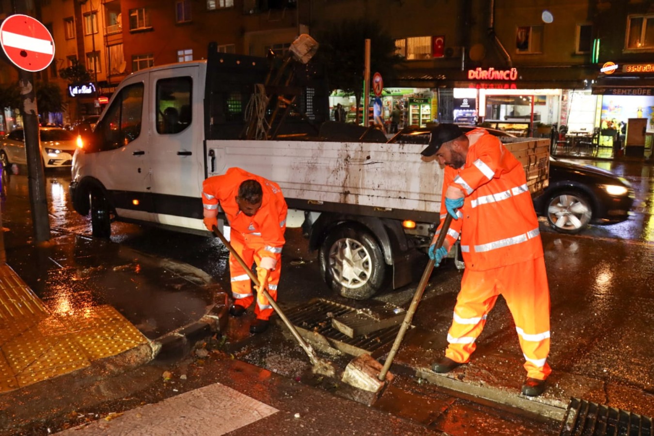 YALOVA BELEDİYESİ EKİPLERİNDEN SAĞANAK MESAİSİ