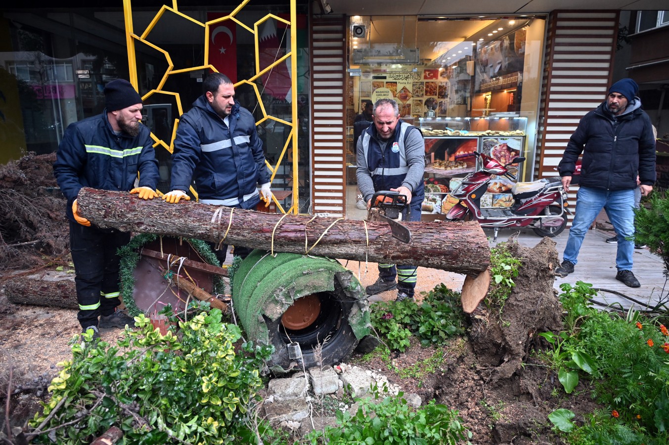YALOVA BELEDİYESİ FIRTINAYA KARŞI SEFERBER OLDU