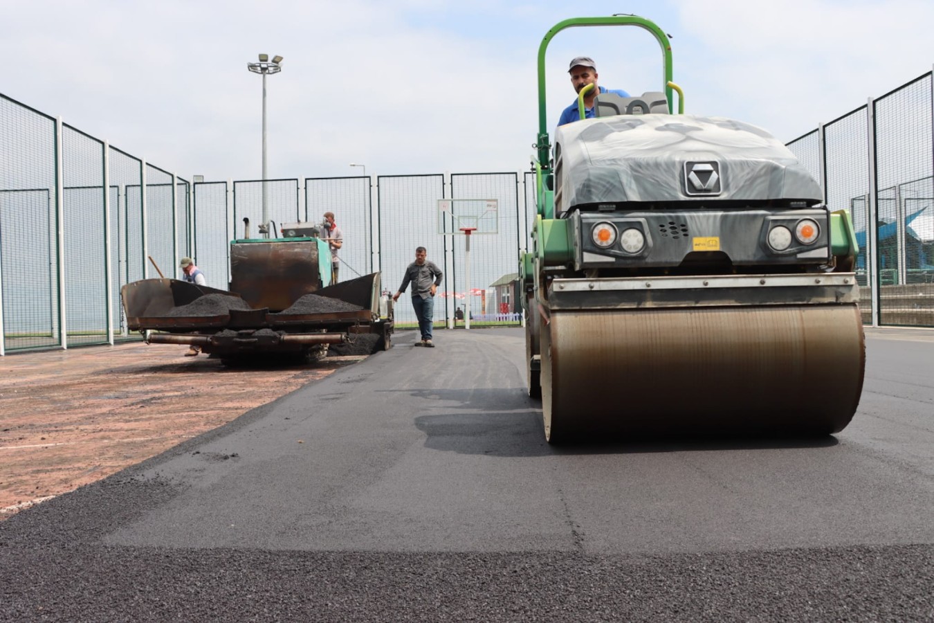 YALOVA BELEDİYESİ SPOR SAHALARINI YENİLİYOR