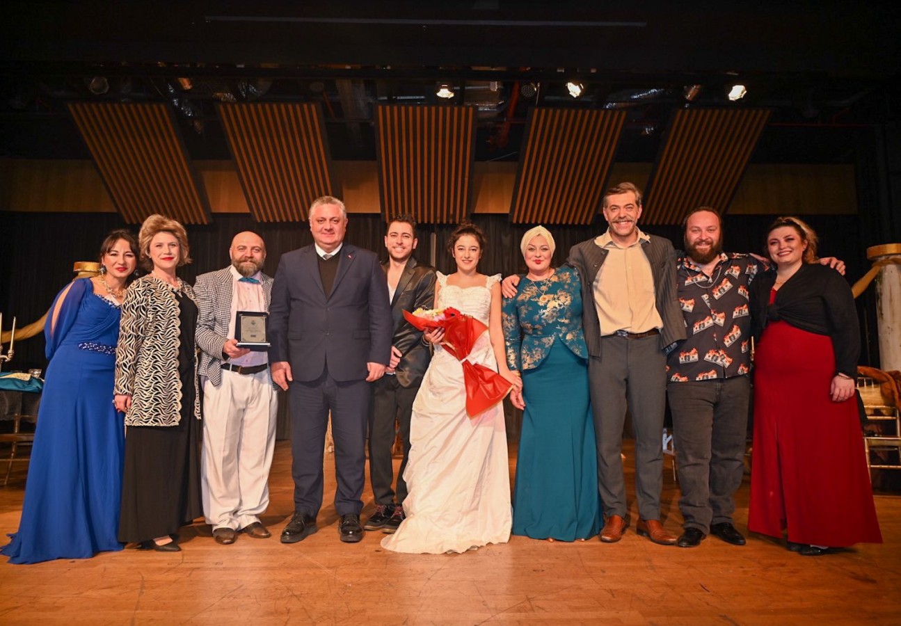 YALOVA BELEDİYESİ, TİYATROSEVERLERE KAHKAHA DOLU BİR GECE YAŞATTI