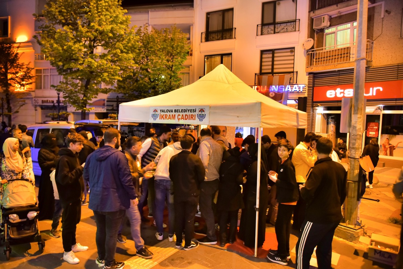 YALOVA BELEDİYESİ VATANDAŞLARA KANDİL SİMİDİ VE LOKUM İKRAM ETTİ