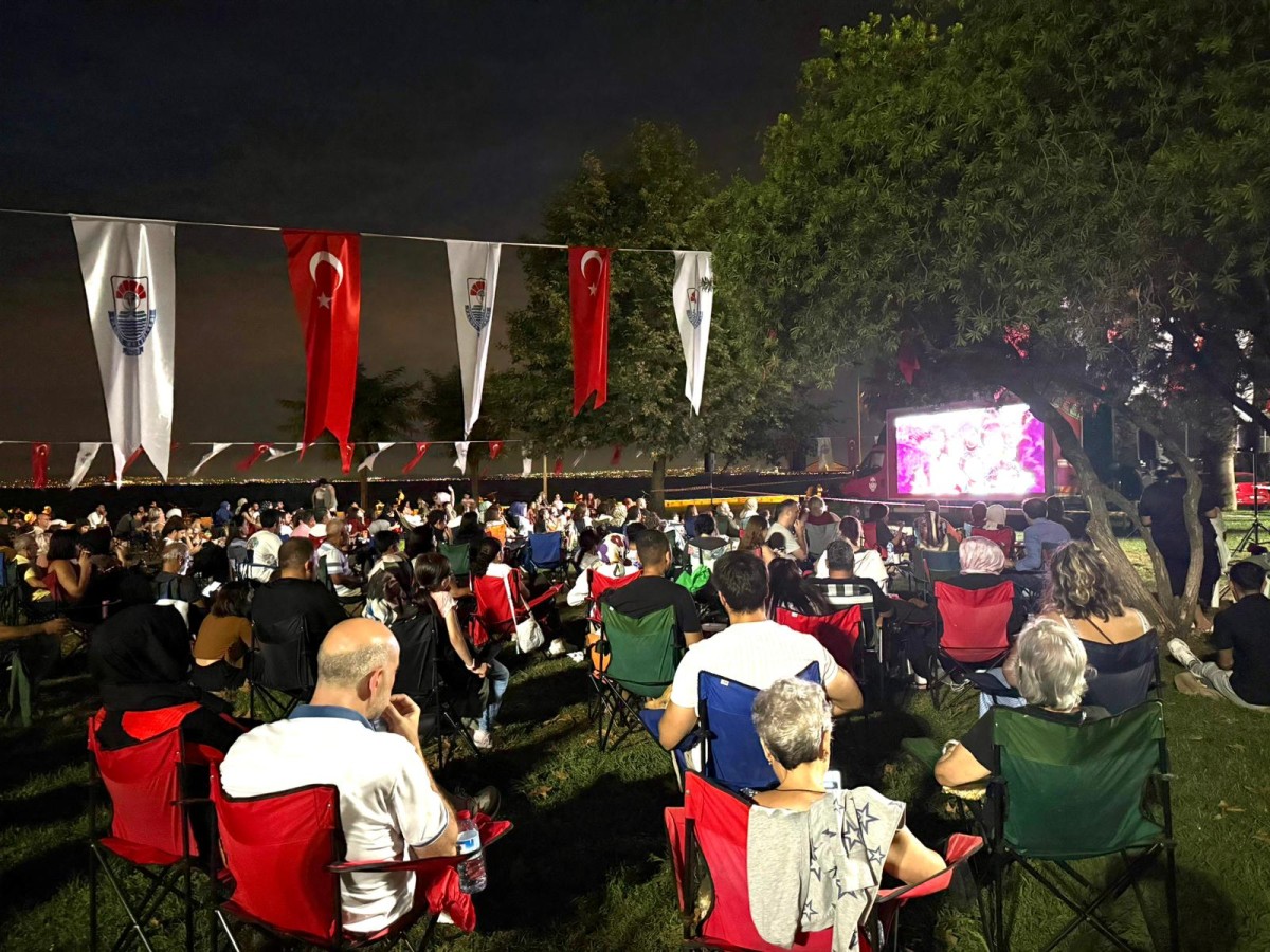 YALOVA BELEDİYESİ'NDEN AÇIK HAVADA SİNEMA KEYFİ
