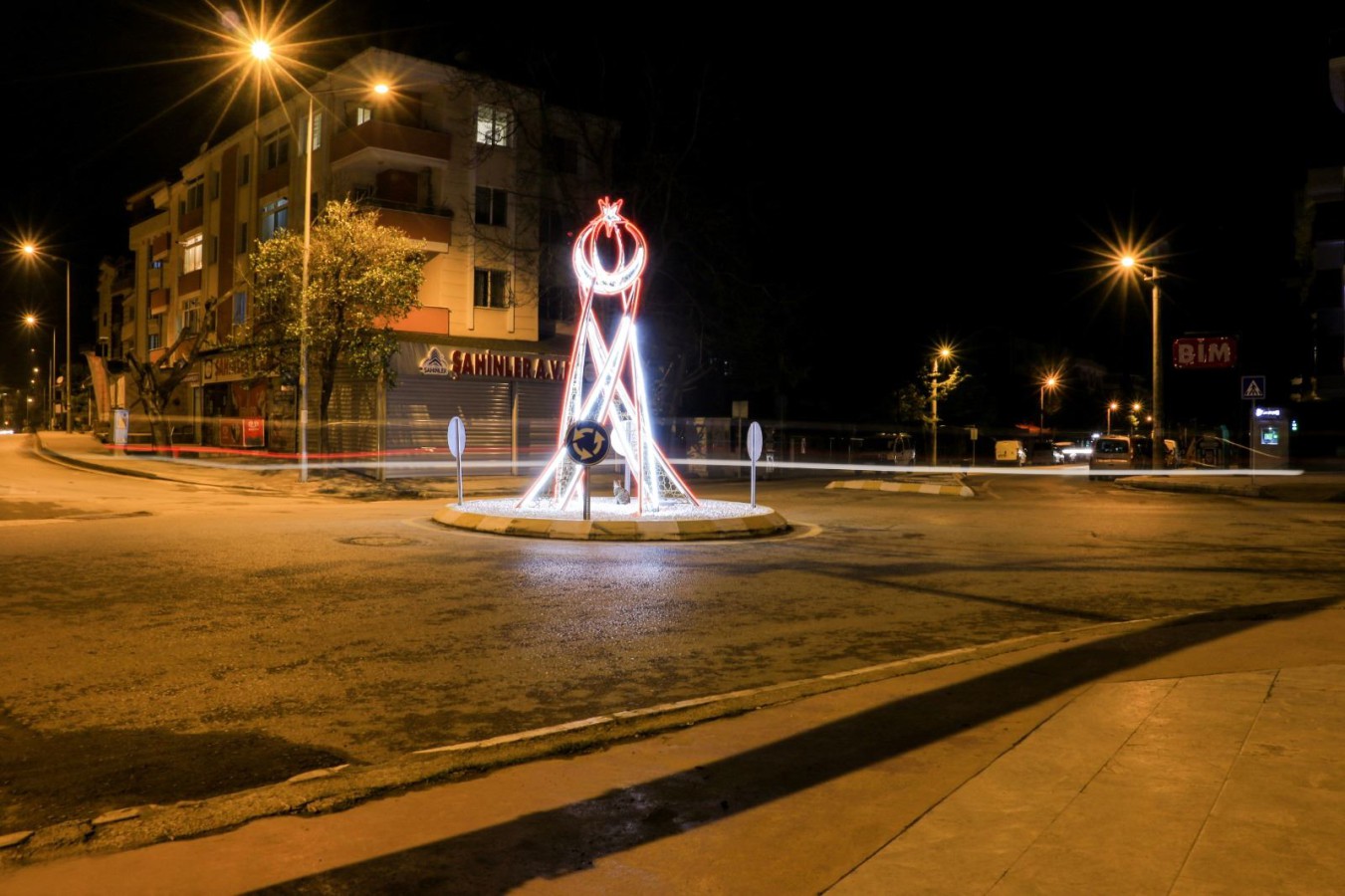 YALOVA BELEDİYESİ’NDEN AY YILDIZLI IŞIKLANDIRMA