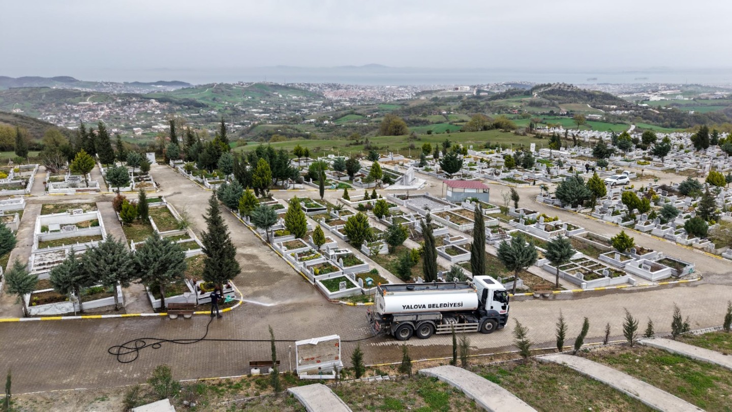 YALOVA BELEDİYESİ’NDEN BAYRAM ÖNCESİ MEZARLIK TEMİZLİĞİ