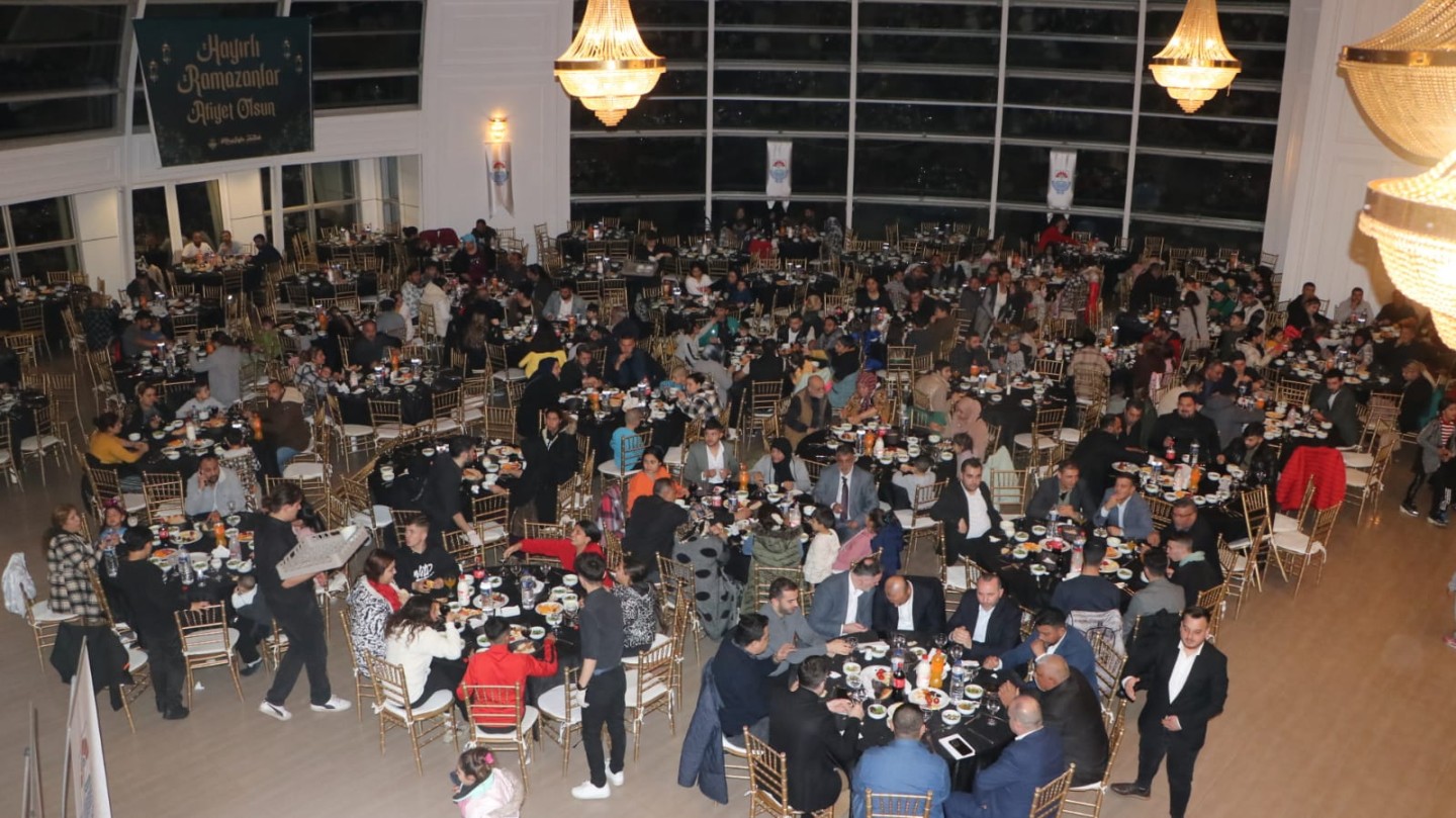 YALOVA BELEDİYESİNDEN DÜNYA ROMANLAR GÜNÜNE ÖZEL İFTAR