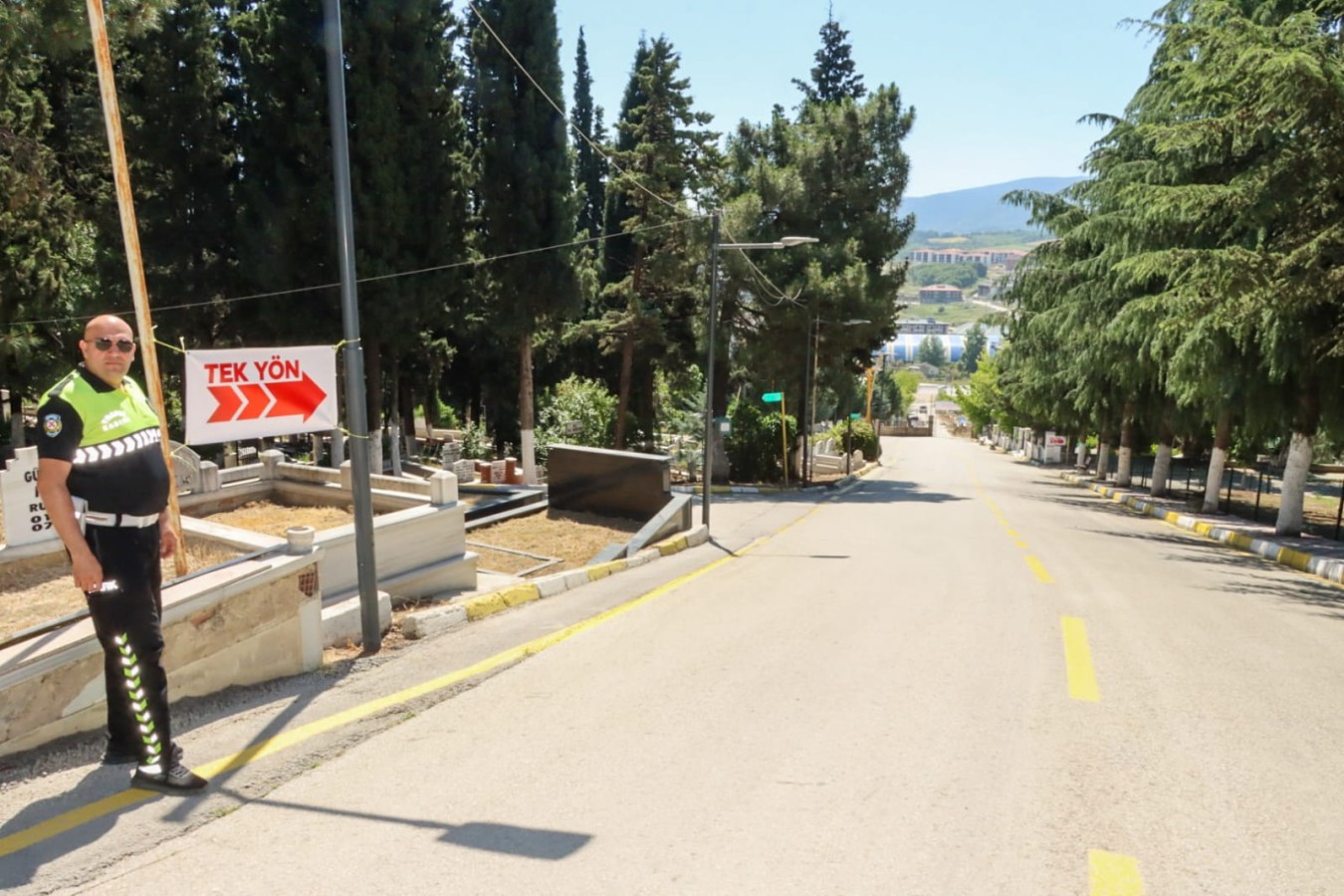 YALOVA BELEDİYESİ’NDEN MEZARLIKLARDA YOĞUN MESAİ