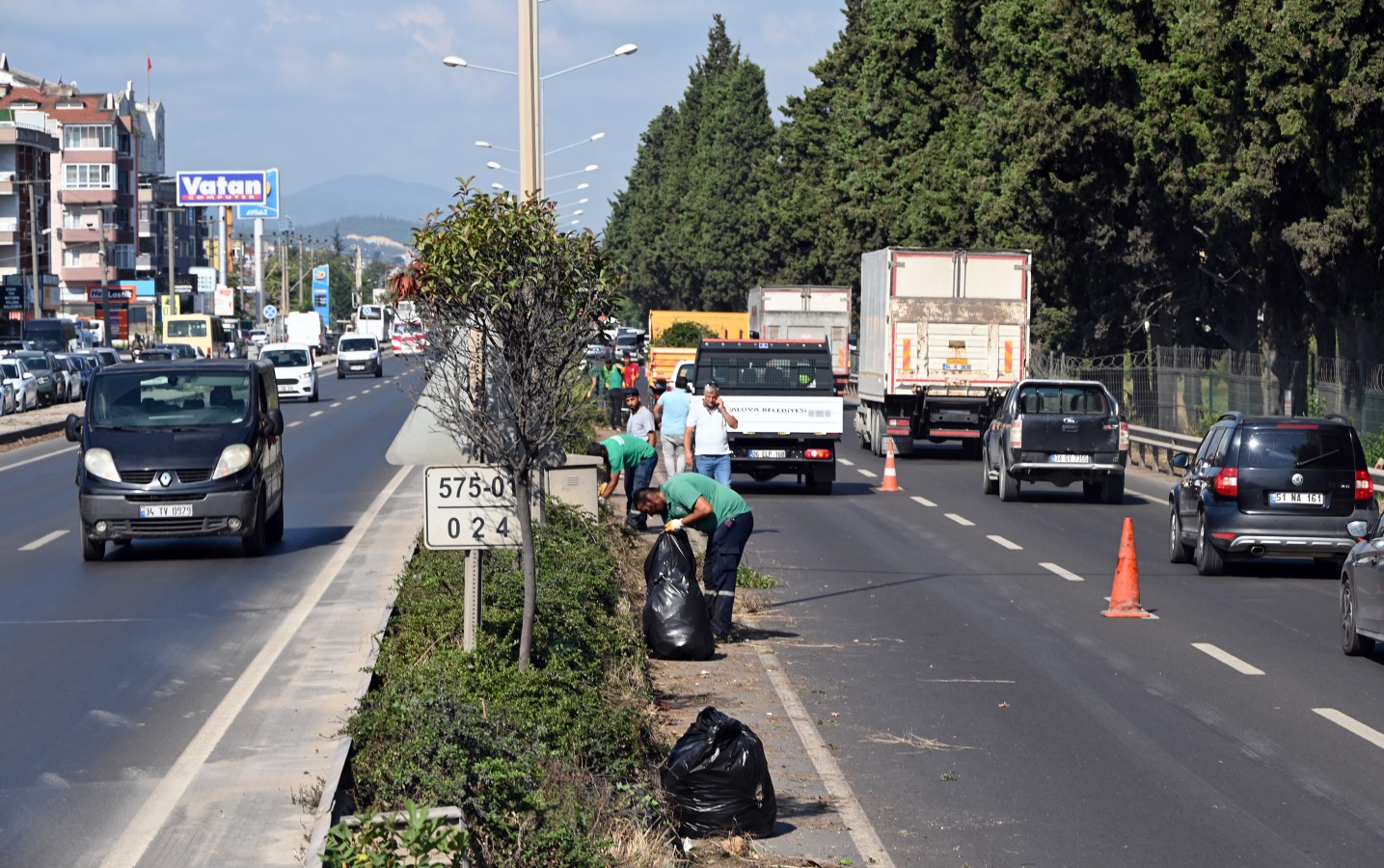 YALOVA BELEDİYESİ’NDEN ORTA REFÜJLERE KAPSAMLI TEMİZLİK