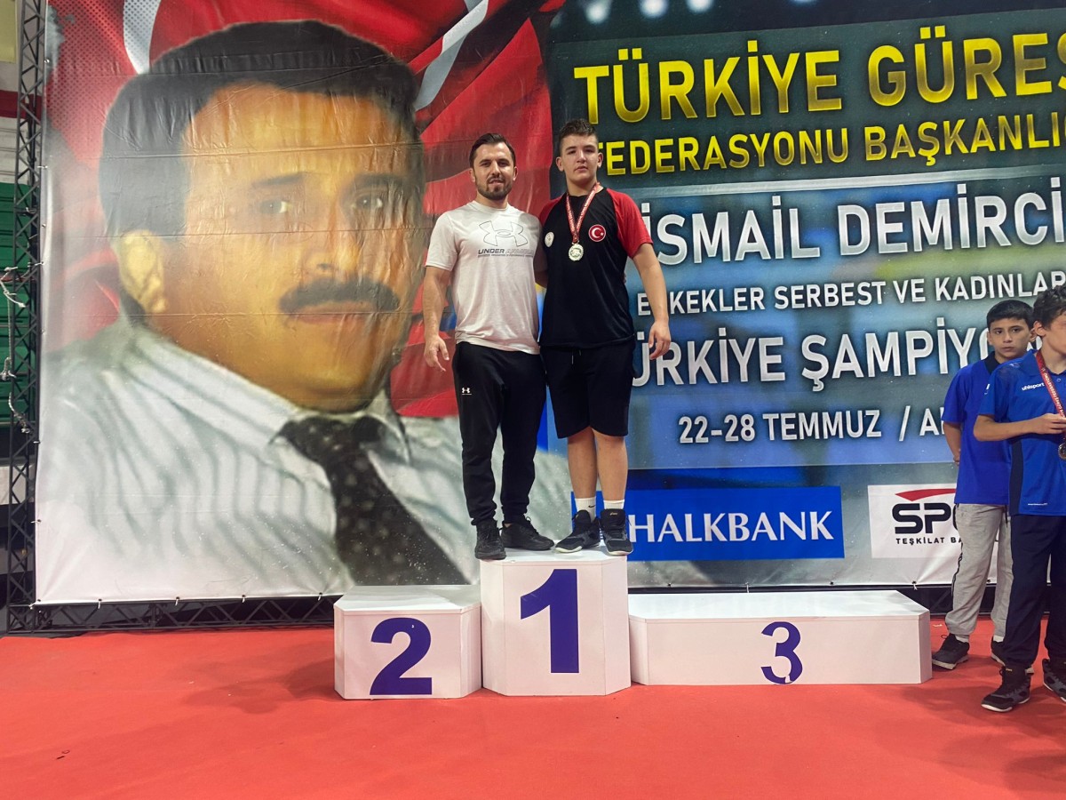YALOVA BELEDİYESPORLU AHMET SOYSAL GÜMÜŞ MADALYA KAZANDI