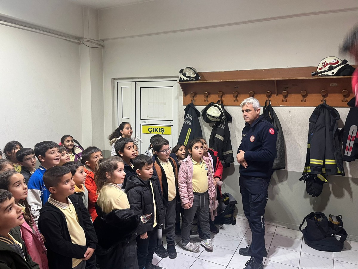 YALOVA İTFAİYESİ'NDEN MİNİK ÖĞRENCİLERE YANGIN EĞİTİMİ