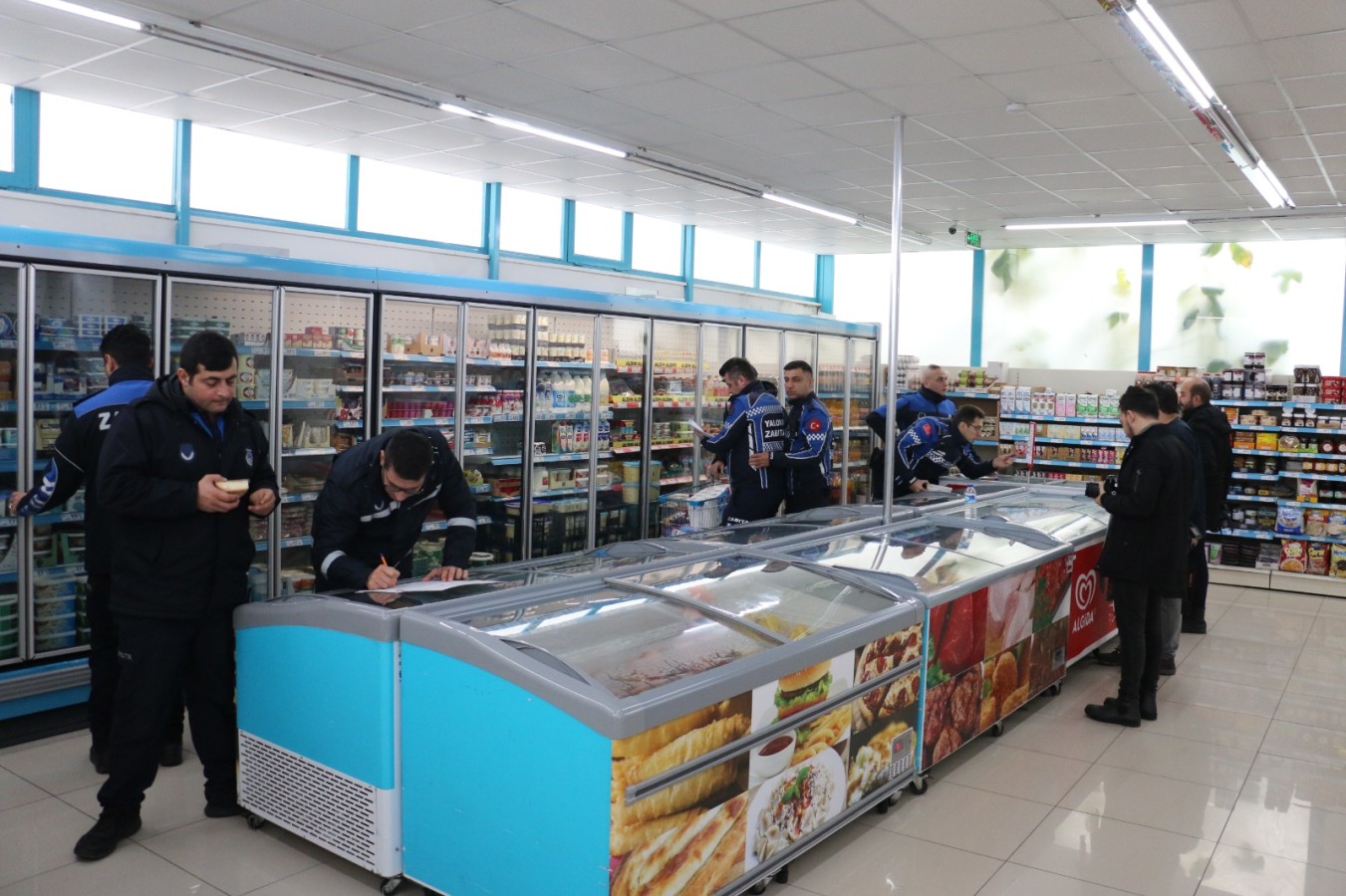 YALOVA ZABITASI MARKETLERİ DİDİK DİDİK DENETLEDİ