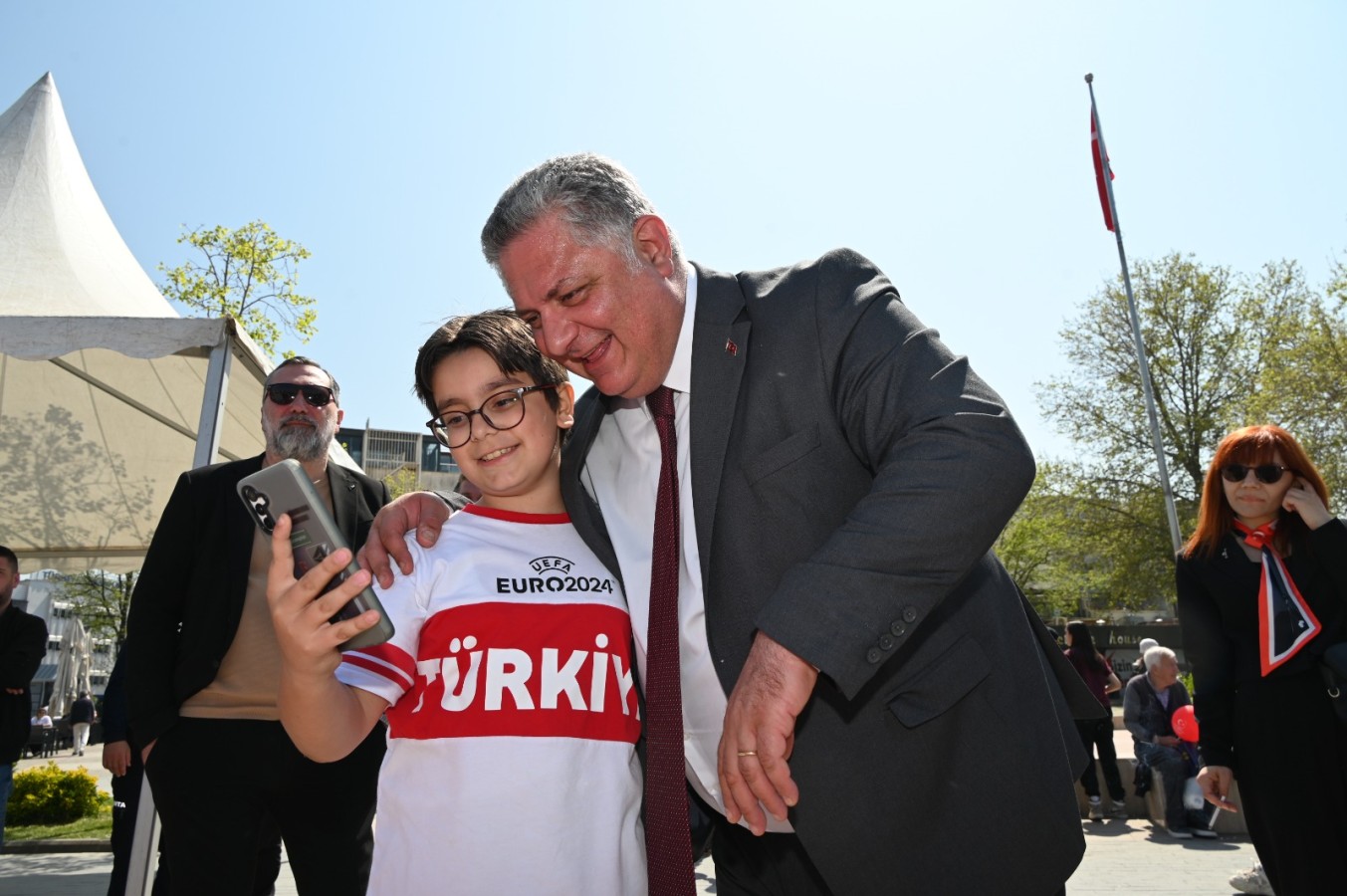 YALOVA’DA 23 NİSAN COŞKUSU MEYDANI ŞENLENDİRDİ