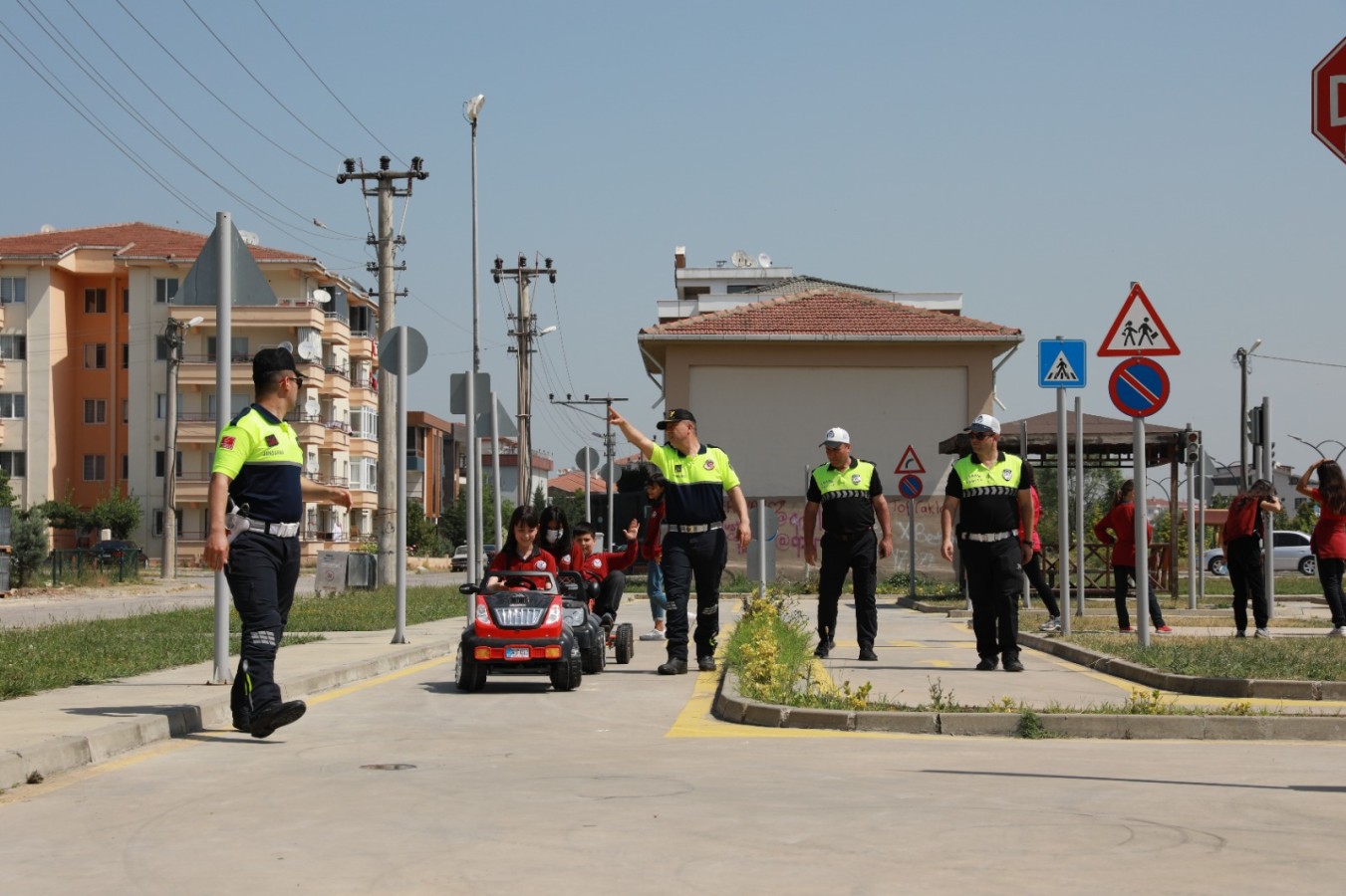 YALOVA’DA ÇOCUKLAR TRAFİK KURALLARINI TEORİK VE UYGULAMALI ÖĞRENDİLER