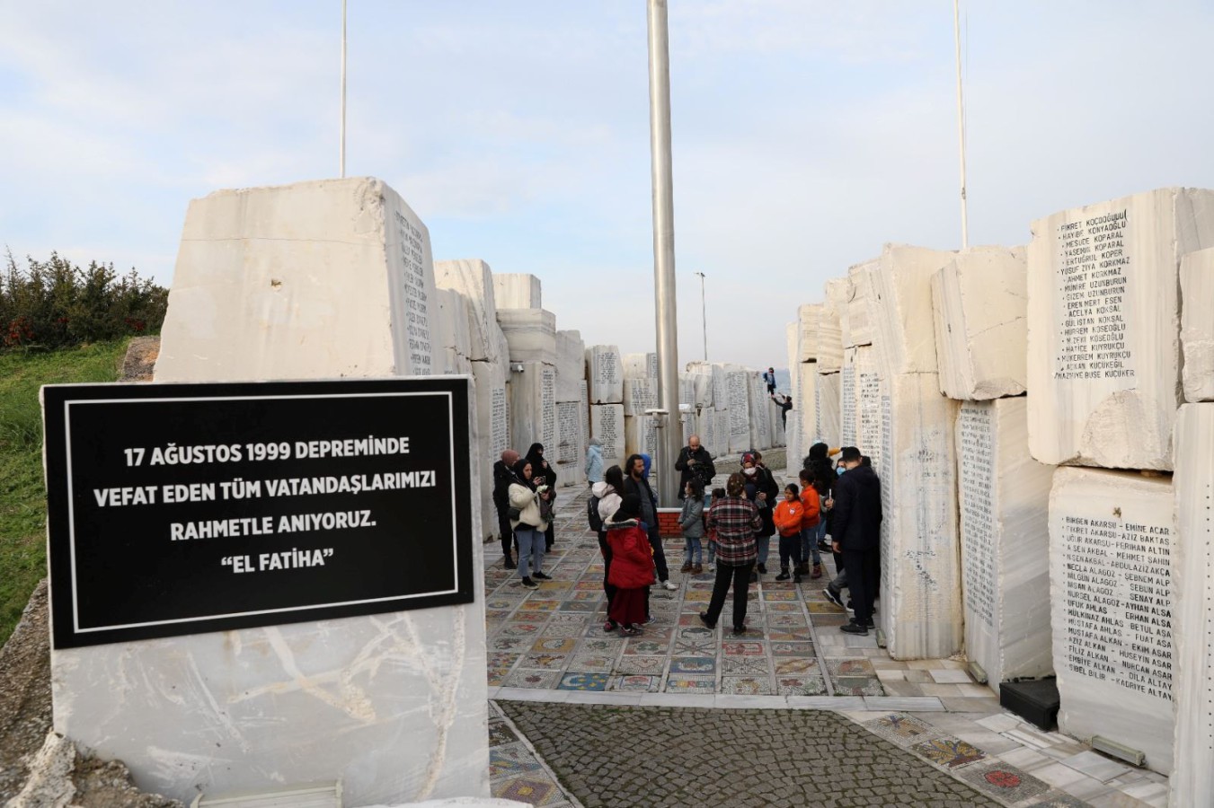 YALOVA’DA DEPREMDE HAYATINI KAYBEDENLERİN ANISINA KARANFİL BIRAKILDI