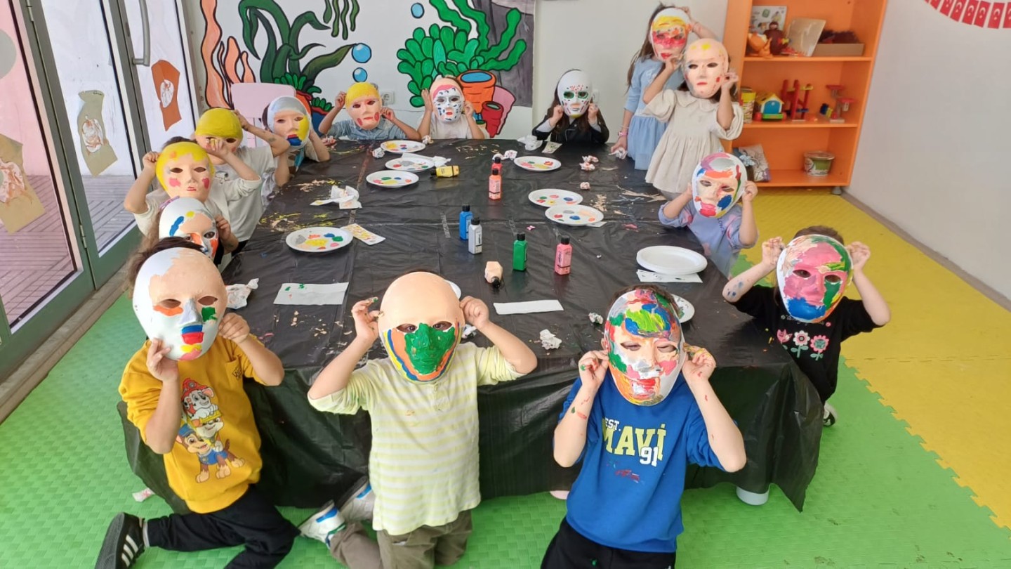 YALOVA’DA OKUL ÖNCESİ YARATICI DRAMA KURSU MİNİKLERİN HAYAL DÜNYASINI GENİŞLETİYOR