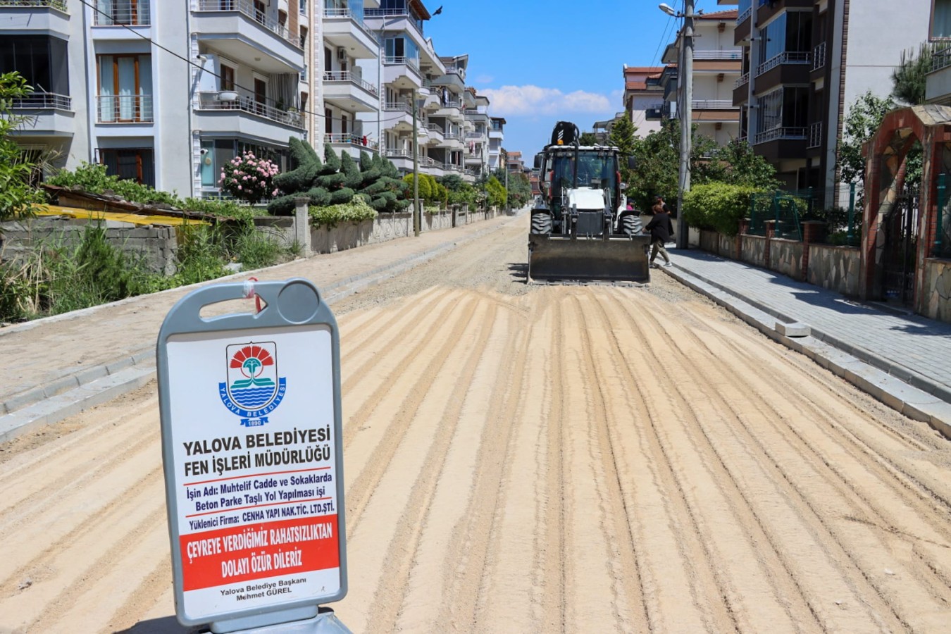 YALOVA’DA YOLLAR YENİLENİYOR, ŞEHİR GÜZELLEŞİYOR