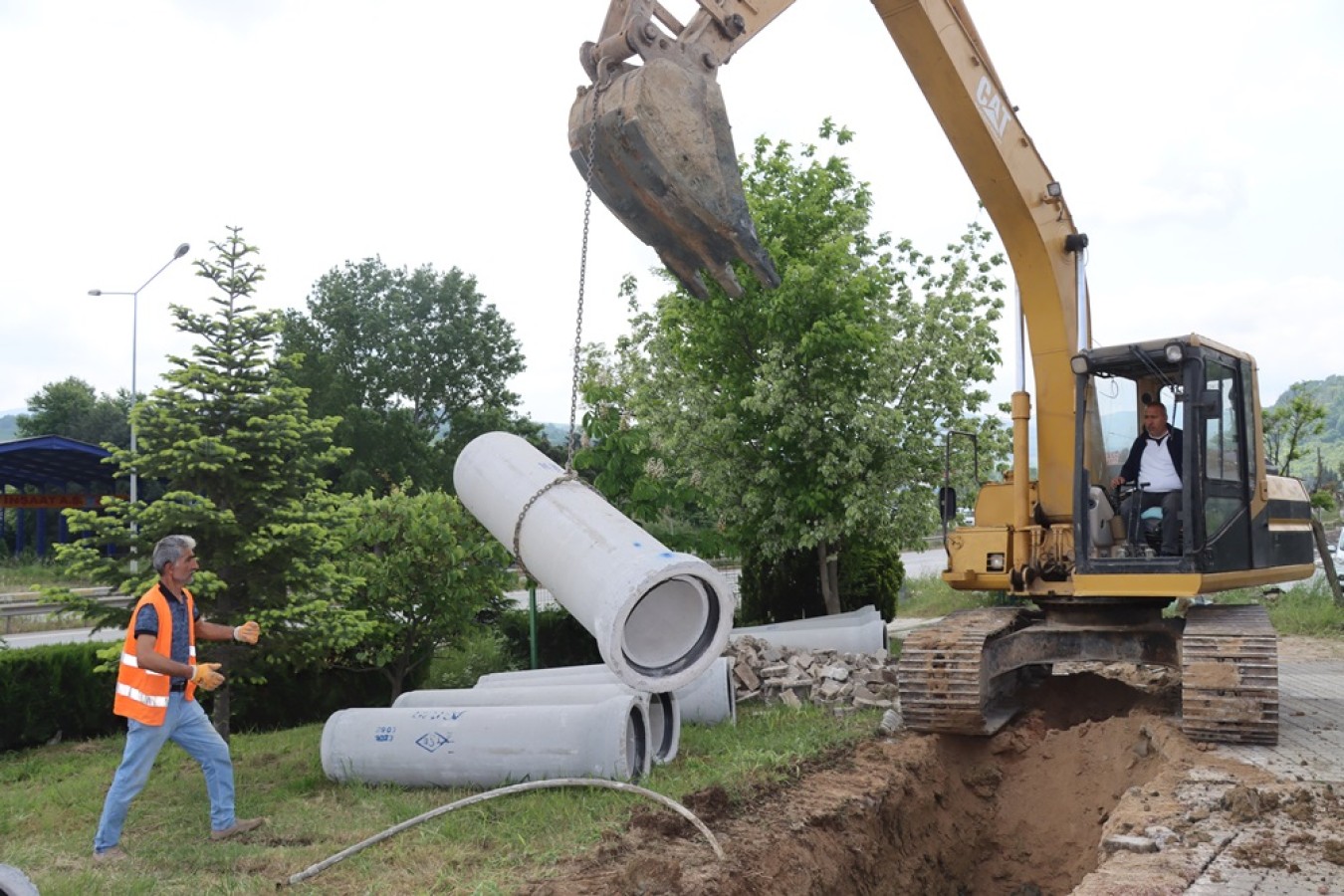 YENİ KANALİZASYON HATLARI YAPILIYOR