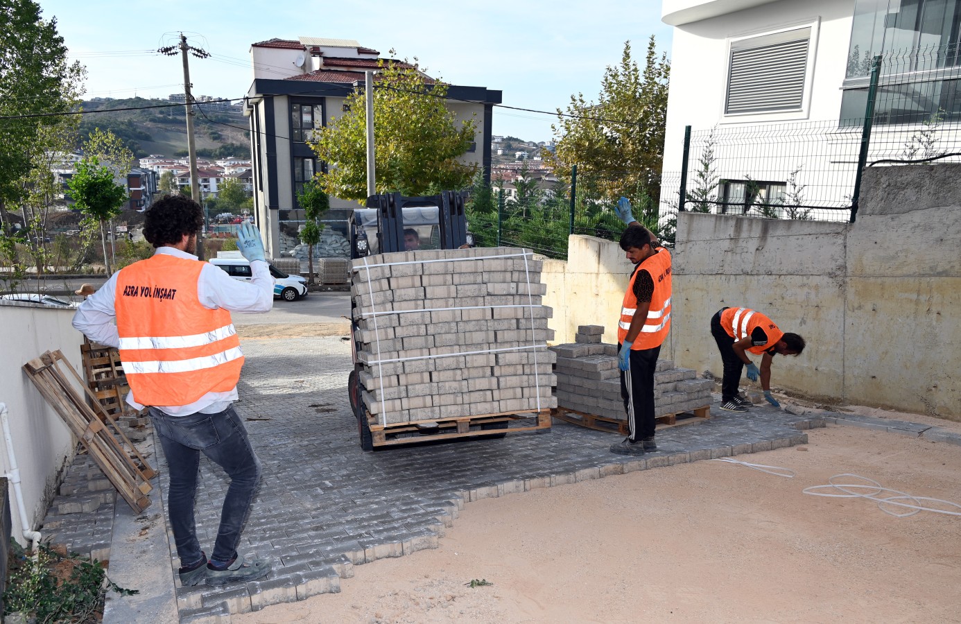 YENİ YERLEŞİM YERLERİNE PARKE YOL ÇALIŞMASI