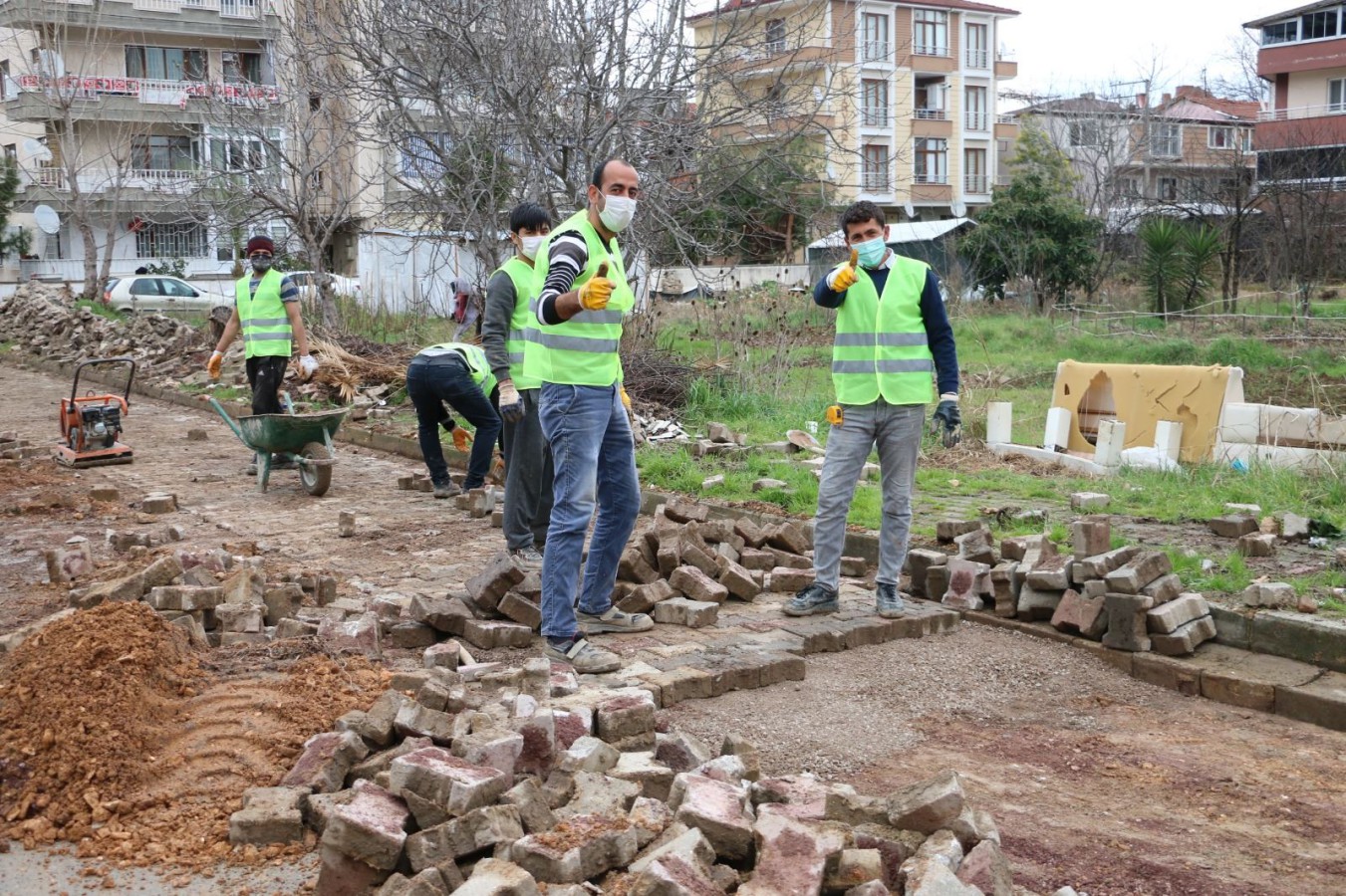 YENİLENEN ALT YAPI SONRASI PARKE TAMİR ÇALIŞMALARI BAŞLADI