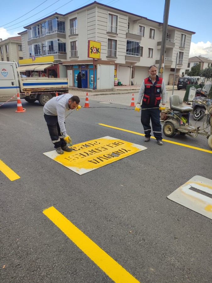 YOL VE YAYA ÇİZGİLERİ GÖRÜNÜR HALE GETİRİLİYOR