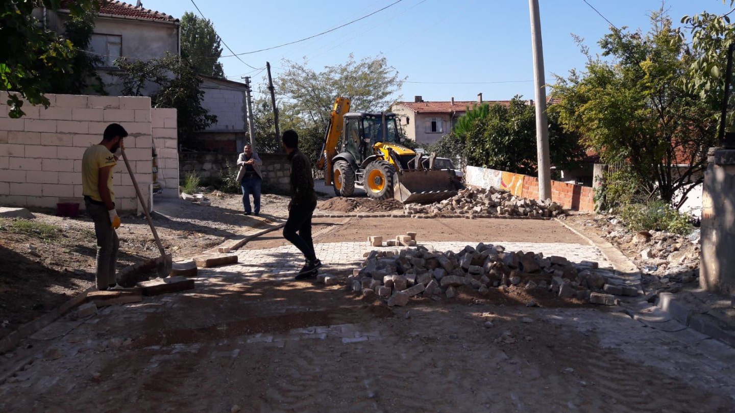 YOLLARA VE KALDIRIMLARA BAKIM VE ONARIM YAPILIYOR