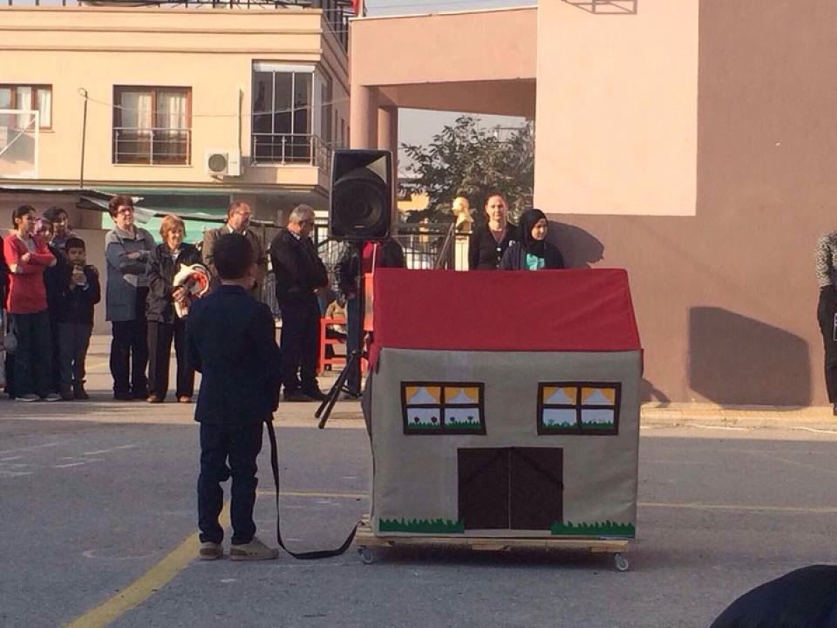 YÜRÜYEN KÖŞK İZMİR’DE BİR OYUNLA SAHNELENDİ