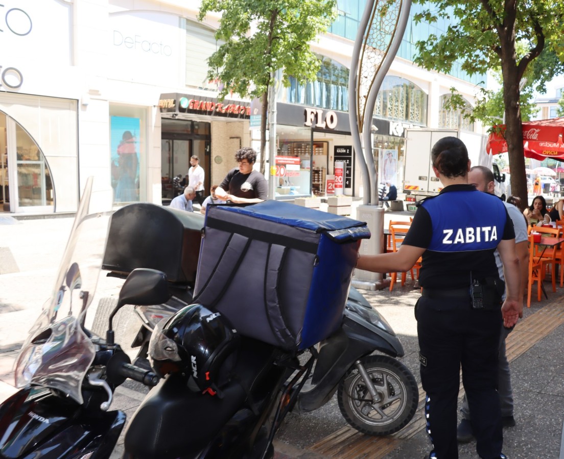 ZABITA, YÜRÜYÜŞ YOLLARI VE KALDIRIMLARI DENETLİYOR